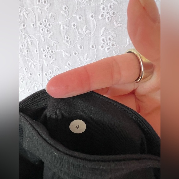 Lululemon black cropped legging yoga pants size 4 - Picture 4 of 4